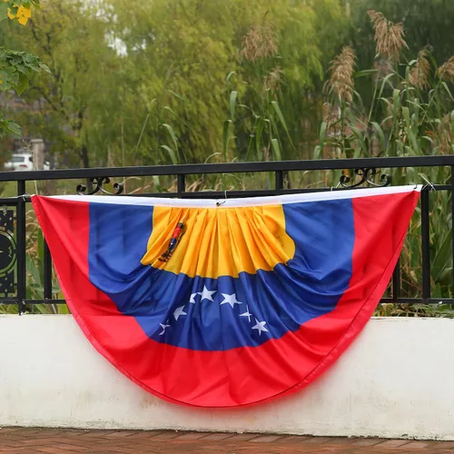 Vista 4 de Bandera de abanico plisada venezolana de Venezuela de 3 x 6 pies, 2 banderas de abanico plisadas para interiores y exteriores, decoración de porche