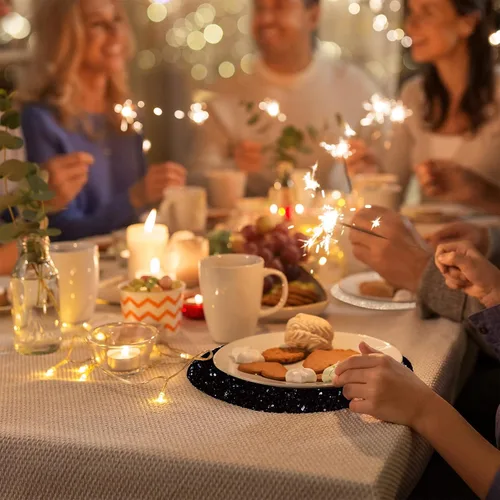 Vista 7 de Juego de 4 manteles individuales negros de cuero brillante con purpurina de 15.4 pulgadas para decoración de fiestas, bodas, día de Acción