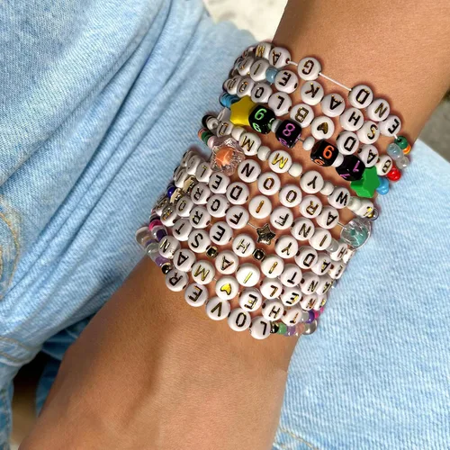 Vista 6 de Gpurplebud Pulseras y calcomanías de amistad, pulseras de cuentas o pulseras de arcilla polimérica, traje inspirado en álbum, regalos para fanáticos