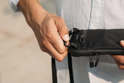 Vista 7 de NOMATIC Bolsa de acceso negra eslinga versátil, mensajero antirrobo y bolsa cruzada para mujeres y hombres, perfecta para uso diario, eslinga