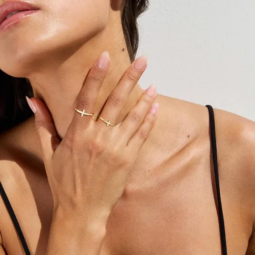 Vista 5 de Foxgirl Anillos de cruz de oro para mujeres y niñas, juego de anillos apilables chapados en oro de 14 quilates, anillos de dedo de cruz fina