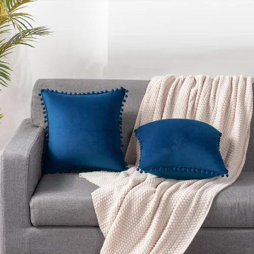 Vista 4 de DEZENE 18x18 Fundas de almohada decorativas azul oscuro: Paquete de 2 fundas de almohada suaves con pompones de terciopelo cuadrado para decoración