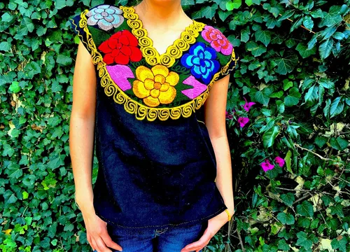 Vista 2 de Blusa mexicana floral Auténtica blusa bordada de Chiapas 100% hecha a mano Negro con flores coloridas, Negro, L