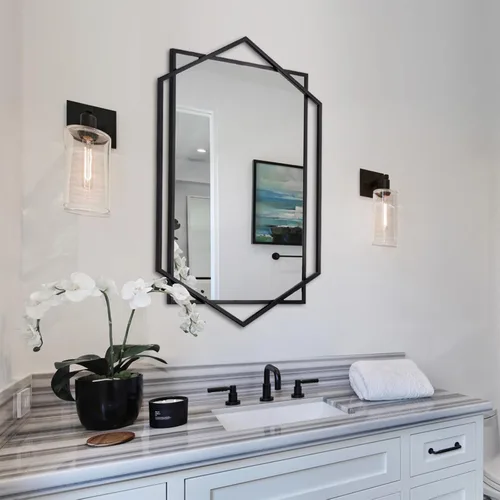 Vista 4 de Espejo de baño negro, espejo decorativo de 20 x 32 pulgadas para sala de estar con marco de metal hexagonal y rectangular, espejo de entrada