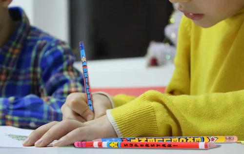 Vista 5 de Madisi Lápices de incentivos coloridos surtidos, #2 HB, paquete de 150 10 diseños, bonitos lápices divertidos a granel para niños