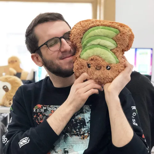 Vista 4 de Squishable - Mini tostada de aguacate - Colección de comida reconfortante - 9 pulgadas - Peluche coleccionable de peluche