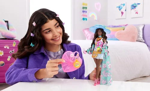 Vista 2 de Muñeca Barbie Extra Fly con ropa y accesorios de viaje con temática de playa, cubretodo tropical con sombrero y bolso de gran