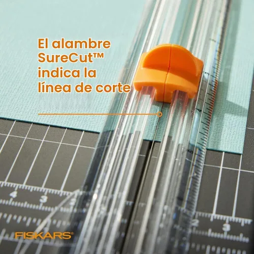Vista 3 de Fiskars Recortadora de papel portátil reciclada SureCut™ - Longitud de corte de 12 pulgadas - Cortador de papel para manualidades y oficina