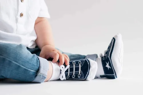 Vista 2 de Calcetines para bebé niño con aspecto de zapato deportivo, suelas antideslizantes de agarre, 3 o 6 pares, de algodón, empaquetados para regalo