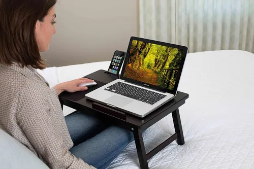 Vista 2 de Sofia + Sam Bandeja de cama para laptop multitarea Soporta portátiles de hasta 18 pulgadas Nogal (bandeja para zurdos)