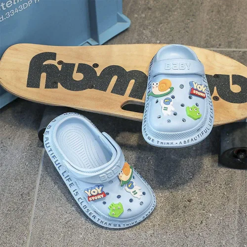 Vista 2 de Simplee kids Toddler Kids Clogs Baby Boys Girls Classic Water Garden Slippers Lightweight Cartoon Sandals Summer Beach Pool Outdoor Play Shoes
