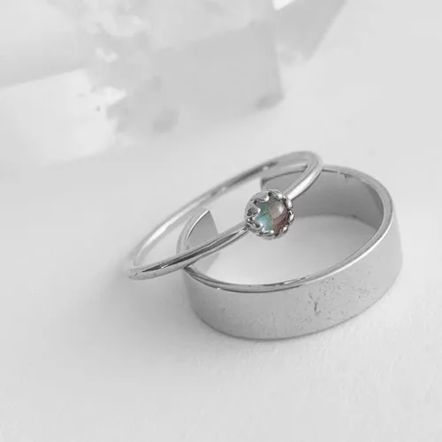 Vista 4 de HONEYCAT Mini anillo solar de estado de ánimo en oro, oro rosa o plata Joyería minimalista y delicada
