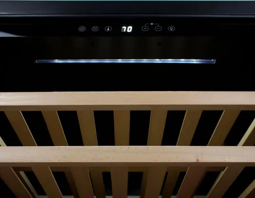 Vista 8 de Avanti Wine Cooler Designer Series Refrigerador de bebidas, capacidad de 51 botellas con 6 estantes extraíbles de madera, puerta de vidrio de doble