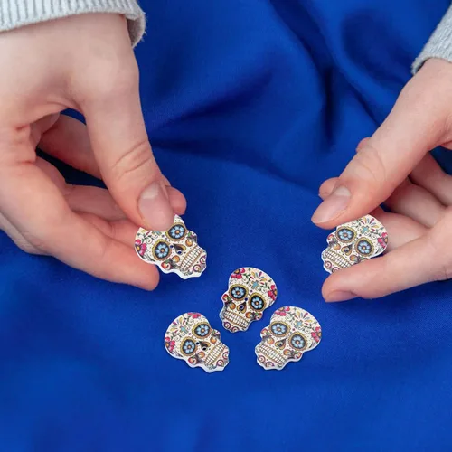 Vista 8 de GLEAVI Botones de calavera de madera para coser, 50 piezas, accesorios de ropa decorativos, pequeños botones de madera de dos agujeros