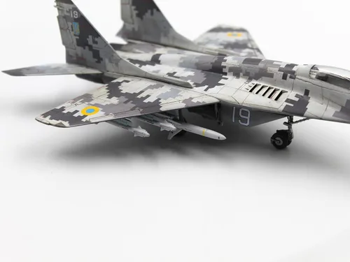 Vista 4 de ICM 72143 - Modelo de avión ''Radar Hunter', Avión militar plástico MiG-29 '9-13' Caza ucraniano con misiles HARM - Escala 1:72