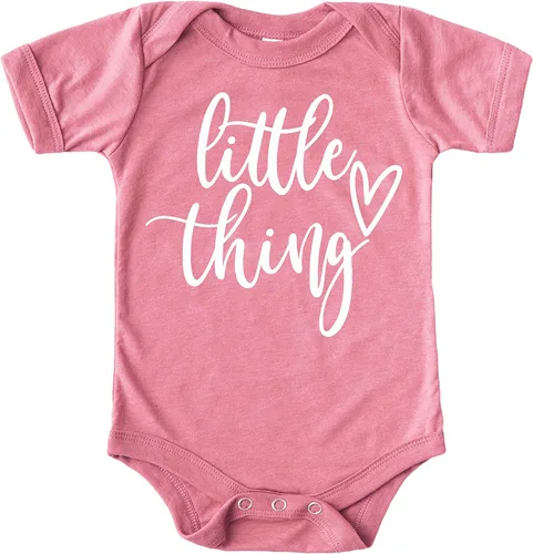 Vista 2 de Olive Loves Apple Trajes a juego con texto en inglés Its The Little Things Little Thing Cursive Mommy Me