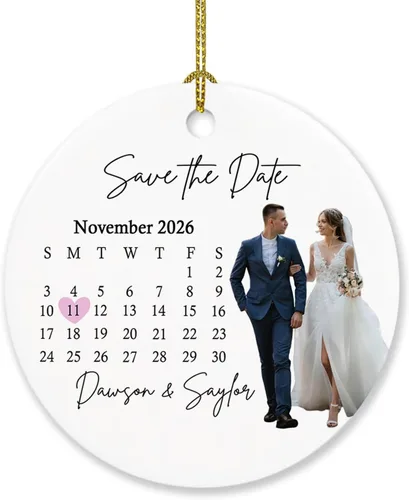 Vista 18 de Foto personalizada, adorno de matrimonio de nuestra primera Navidad 2023, regalo para novio, novia, señor y señora, foto y calendario, adorno