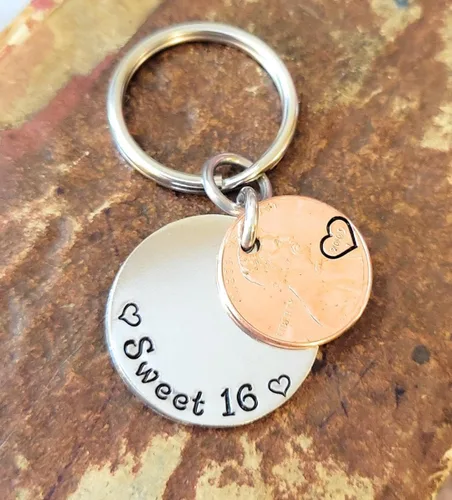 Vista 3 de Tucker's Trinkets And Treasures Llavero con texto en inglés «Sweet 16», «Happy 16th Birthday», «Sweet 16», «Lucky Copper 2009» (Año del nacimiento)