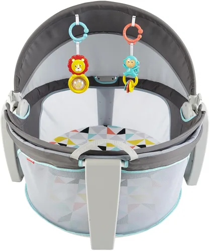 Vista 13 de Fisher-Price Moisés Portátil On-The-Go Baby Dome, Espacio de Juego de Viaje con Juguetes de Desarrollo para Recién Nacidos y Toldo, Windmill