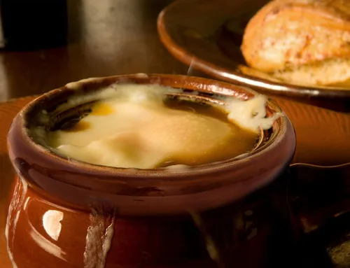 Vista 2 de HIC Kitchen Crocks de sopa de cebolla francesa con asas y tapas, cerámica de cerámica, marrón, 14 onzas, juego de 4