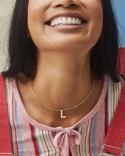 Vista 3 de Kendra Scott Collar con dije de letra, de la A a la Z, para mujer, joyería de moda, latón chapado en oro de 14quilates