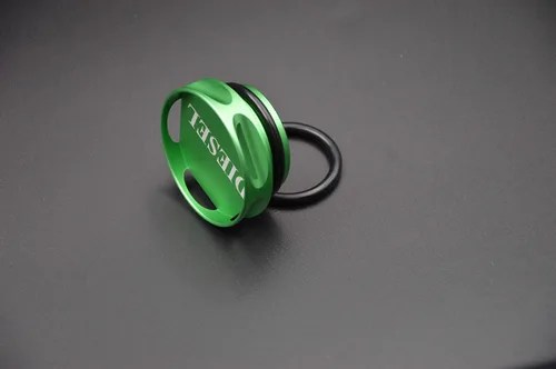 Vista 4 de Accesorio de tapa de combustible diésel magnética de aluminio pulido verde compatible con Dodge RAM 1500 2500 3500 2013-2018