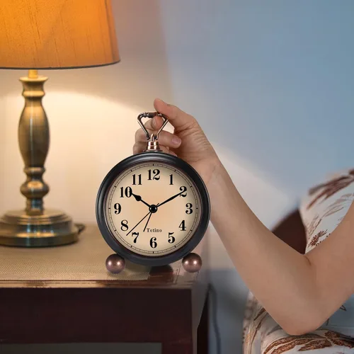 Vista 4 de Tetino Reloj despertador analógico, reloj de escritorio alimentado por batería con luz nocturna, silencioso, sin tictac, reloj despertador de diseño