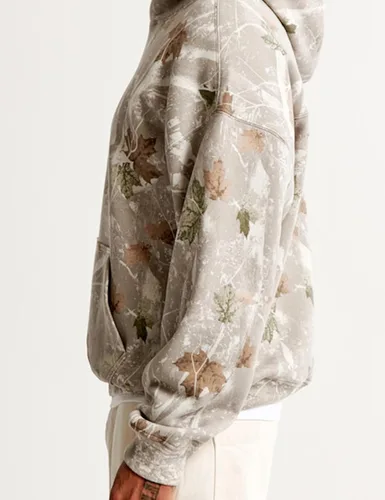 Vista 4 de Labolliy Sudaderas con capucha de camuflaje de gran tamaño para mujer, estampado de hojas de arce, sudadera de forro polar de manga larga