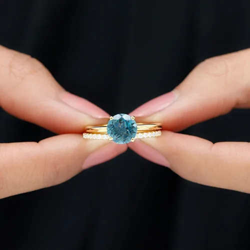 Vista 5 de Juego de anillos de boda solitario de topacio azul Londres de 2 quilates con moissanita, topacio y moissanita, juego de anillos de novia de topacio