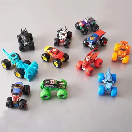 Vista 8 de Monster Jam Serie 24 Soldier Fortune Black Op Camión a escala 1:64 con regalo adicional