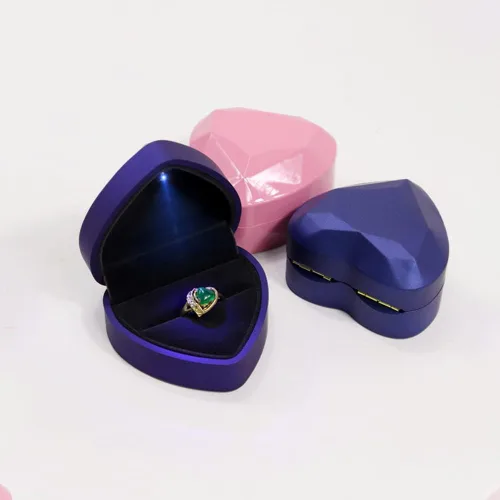 Vista 4 de Joyero con luz LED en forma de corazón, contenedor de regalo con luz (rosa, caja de anillo)