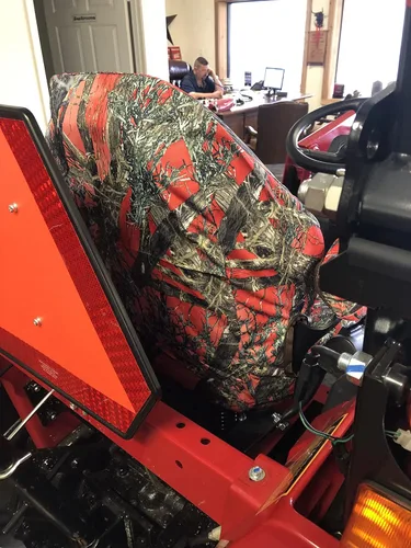 Vista 2 de Durafit Seat Covers, Compatible con fundas de asiento Mahindra para todos los modelos actuales de tractor con asiento de una pieza con reposabrazos.