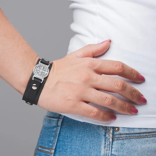 Vista 5 de Intercession Pulsera de protección de cuero genuino de San Benito fabricada en Brasil Madera