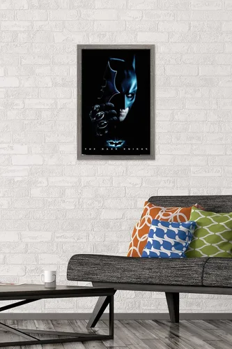 Vista 2 de Trends International DC Comics Movie - Póster de pared de Batman con Batarang, 14.725 x 22.375 pulgadas, versión enmarcada de madera de granero