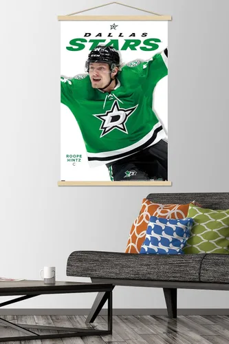 Vista 2 de Trends International NHL Dallas Stars Roope Hintz Feature Series 23 Póster de pared, 22.37 x 34.00 pulgadas, paquete de impresión premium y colgador