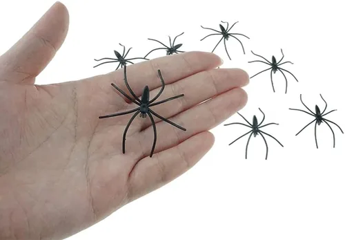 Vista 3 de 20 arañas de plástico aterradoras pequeñas de broma de araña falsa para decoración de Halloween