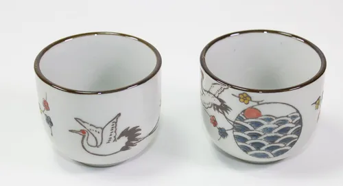 Vista 4 de Juego de sake tradicional japonés de porcelana ~ Juego de 4 tazas 1 decantador de sake japonés/inauguración de la casa/regalo/regalo