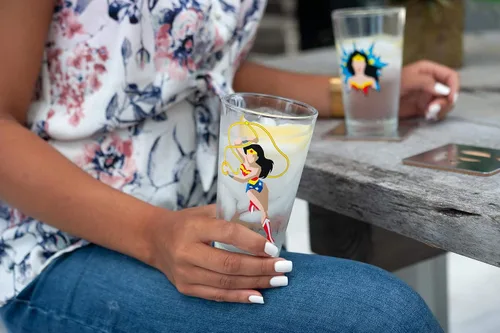 Vista 6 de Underground Toys Dc Wonder Woman - Juego de vasos de pinta Dos vasos de estilo cómic llenos de acción Juego de 2 vasos de edición limitada de 16