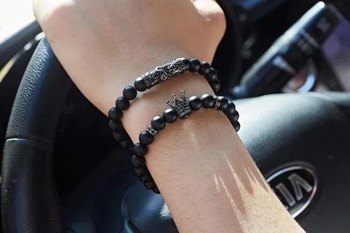 Vista 6 de KAMRESH - Juego de pulseras de cuentas negras mate de 8mm con piedras de ónix y abalorios de corona para mujer y hombre