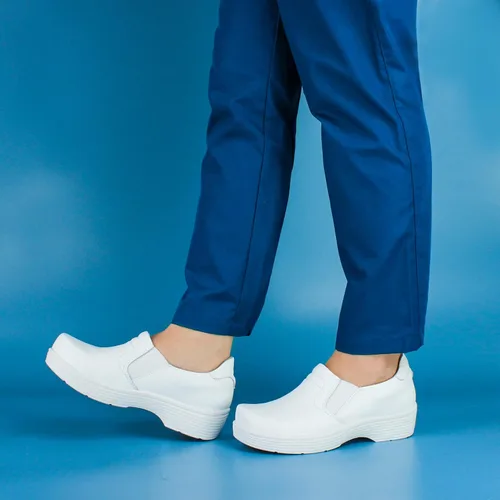 Vista 2 de Hawkwell Zuecos de cuero profesional para enfermeras, ligeros, antideslizantes y con soporte de arco para mujer, zapatos de enfermería