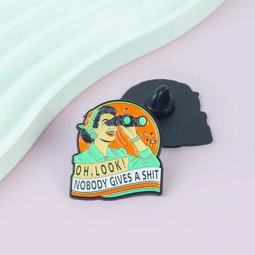 Vista 4 de Oh Look Nobody Gives A Sht Pin Broche, Ama de casa de los años 50 Meme Esmalte Pin Regalo para Amiga Sarcástica Sassy Girl Mujeres, Broches de Meme