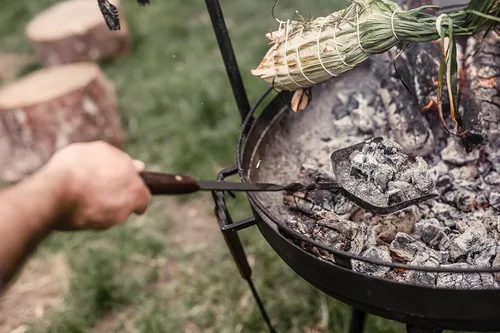 Vista 6 de Barebones Cowboy Grill - Pala de carbón de acero inoxidable duradera con mango de nogal para hoguera