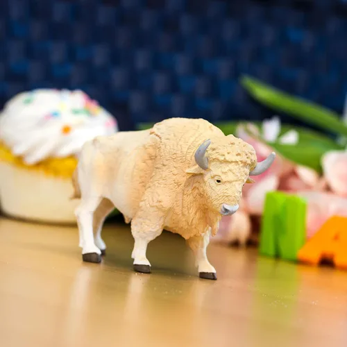 Vista 6 de Safari Ltd. Figura de búfalo blanco, figura detallada de plástico de 6 pulgadas, divertido juguete educativo para niños, niñas y niños a partir de 3