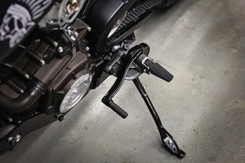 Vista 2 de Kuryakyn Control de pie de motocicleta 8965: controles medios para motocicletas Indian Scout 2015-19, negro
