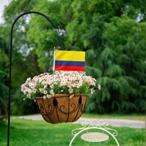 Vista 4 de Paquete de 20 banderas colombianas pequeñas de mano para decoración (5 x 8 pulgadas), esenciales para fiestas y celebraciones