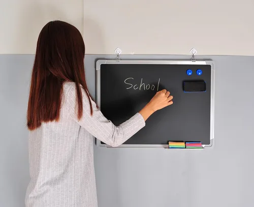 Vista 3 de Juego de pizarrón + accesorios Pizarra pequeña para colgar en la pared, pizarra negra con tizas, borrador e imanes para el hogar, cocina y oficina