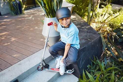 Vista 7 de Razor A2 Kick Scooter for Kids Ages 5+ – Wheelie Bar, Foldable, Lightweight, Aluminum Frame, Front Vibration Reducing System, Adjustable Height