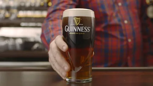 Vista 2 de Cuchara de acero para servir pinta con logotipo de Guinness Producto oficial de Guinness