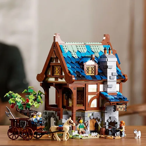 Vista 7 de LEGO Ideas Medieval Blacksmith 21325 - Juego de construcción, kit de modelo para adultos para construir, casa de exhibición coleccionable