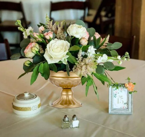 Vista 2 de Jarrones de metal para centros de mesa, Hewory Jarrones de compota de pedestal dorado con contenedor floral a granel, cuencos con pie de latón